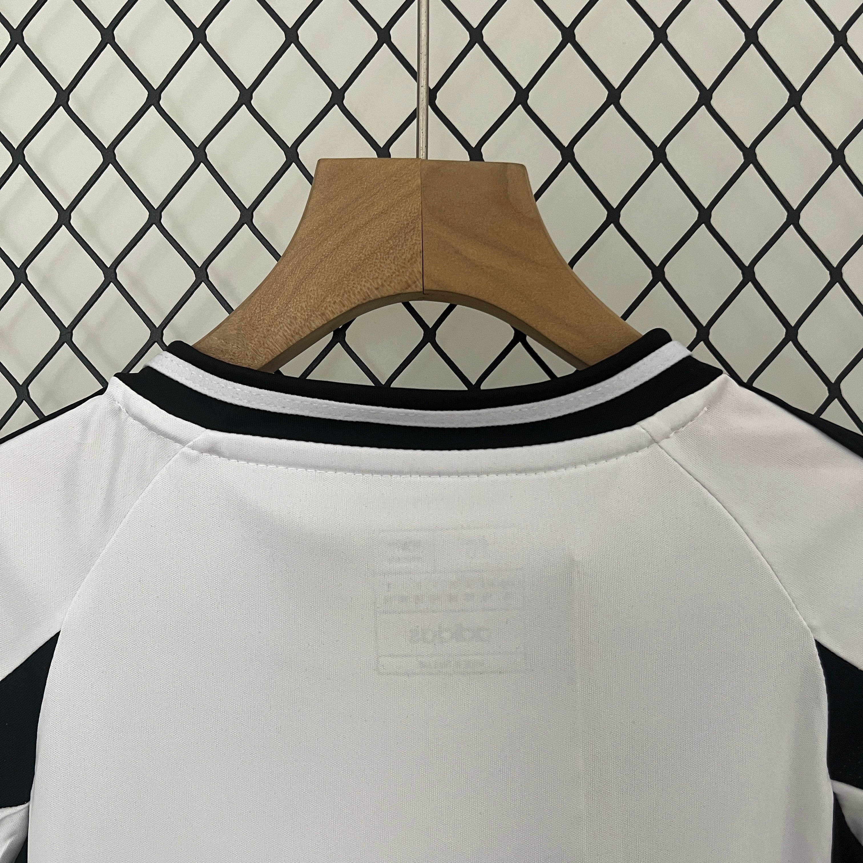 Das Juventus 24/25 Kindertrikot
