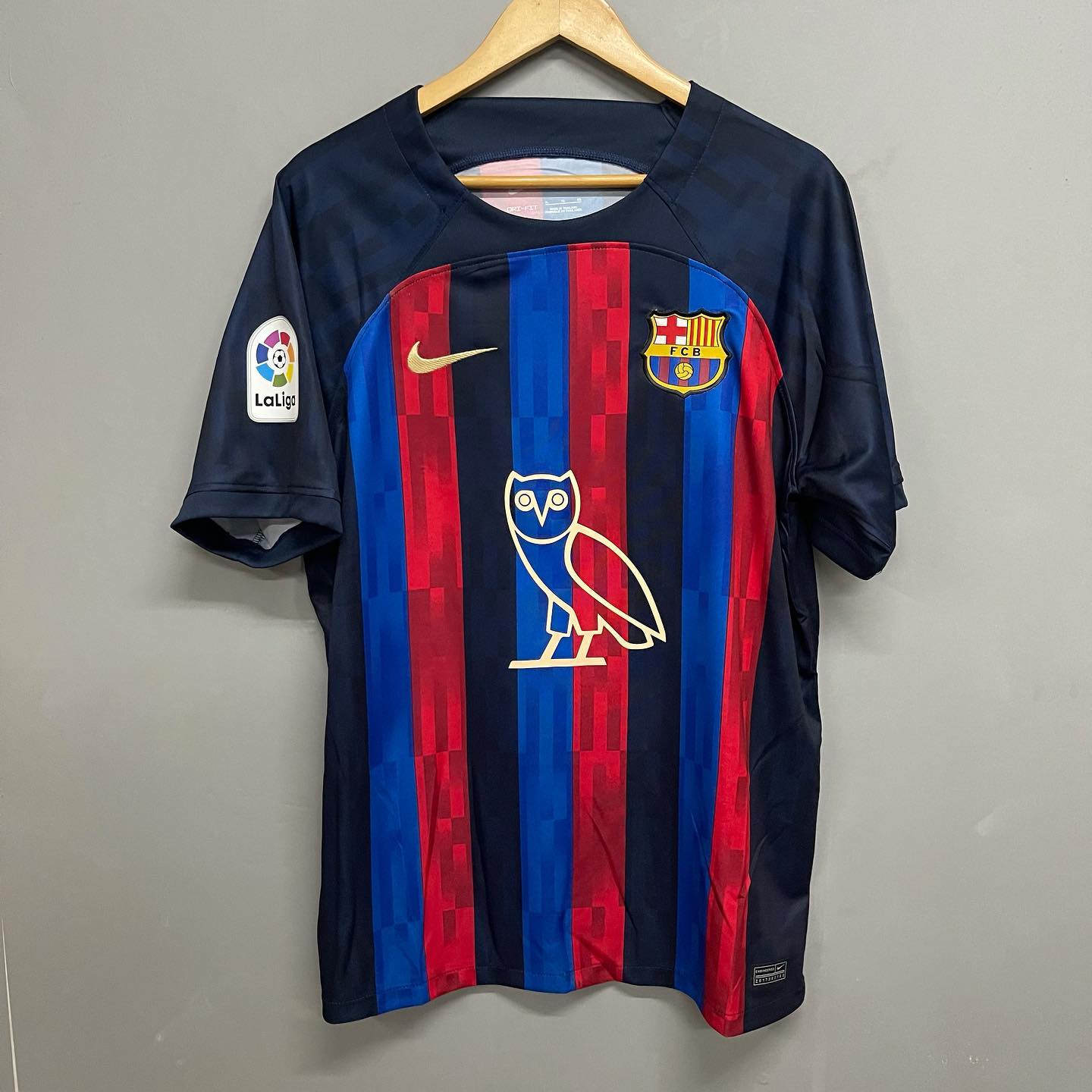 Equipación local Barcelona x OVO 22/23