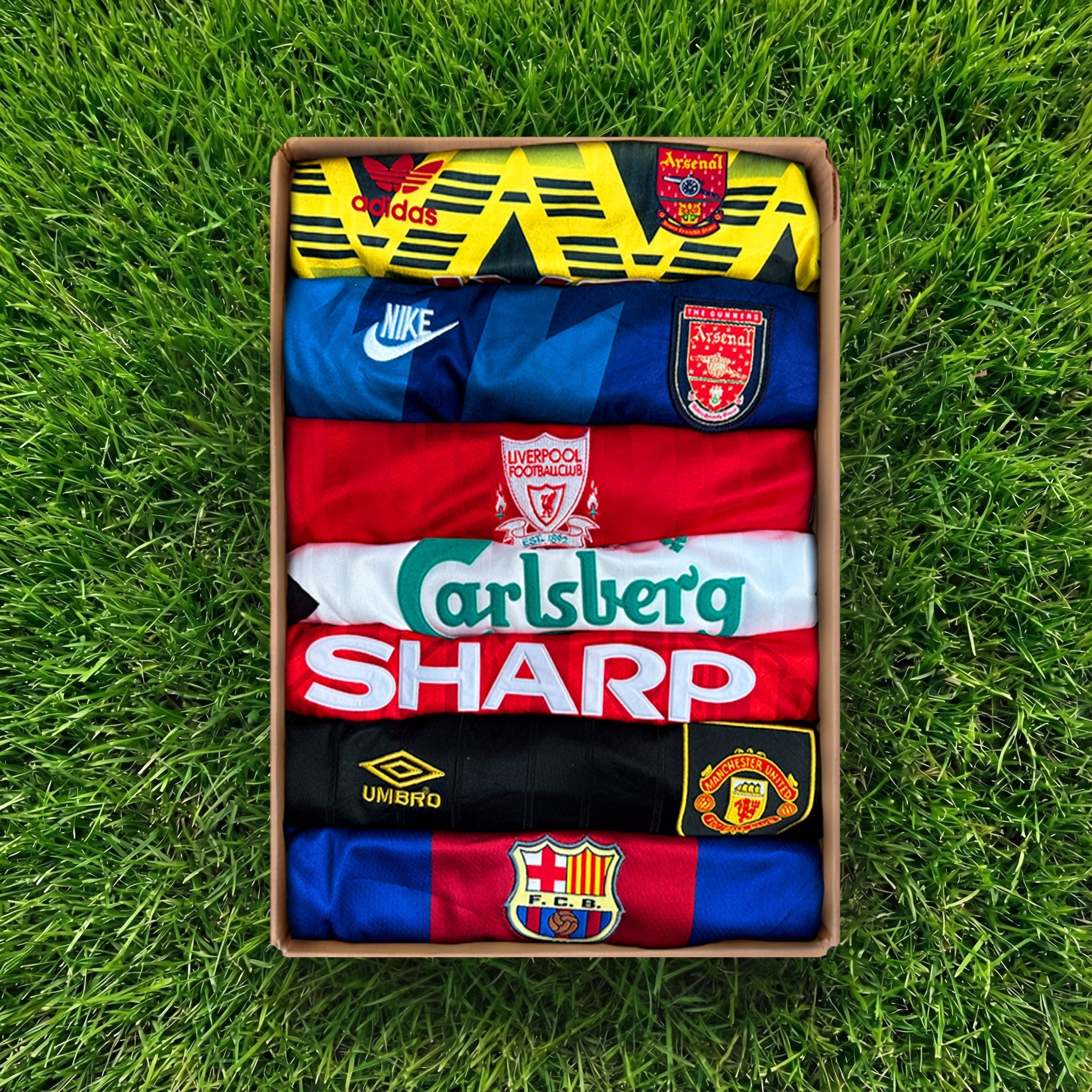 Caixa Mistério Retro de Camisolas de Futebol (3 artigos)