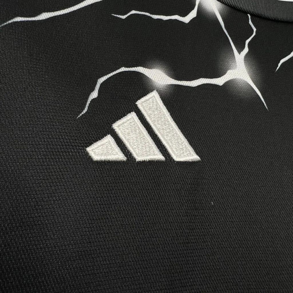 Real Madrid 24/25 schwarzes Panther Sonderedition Trikot