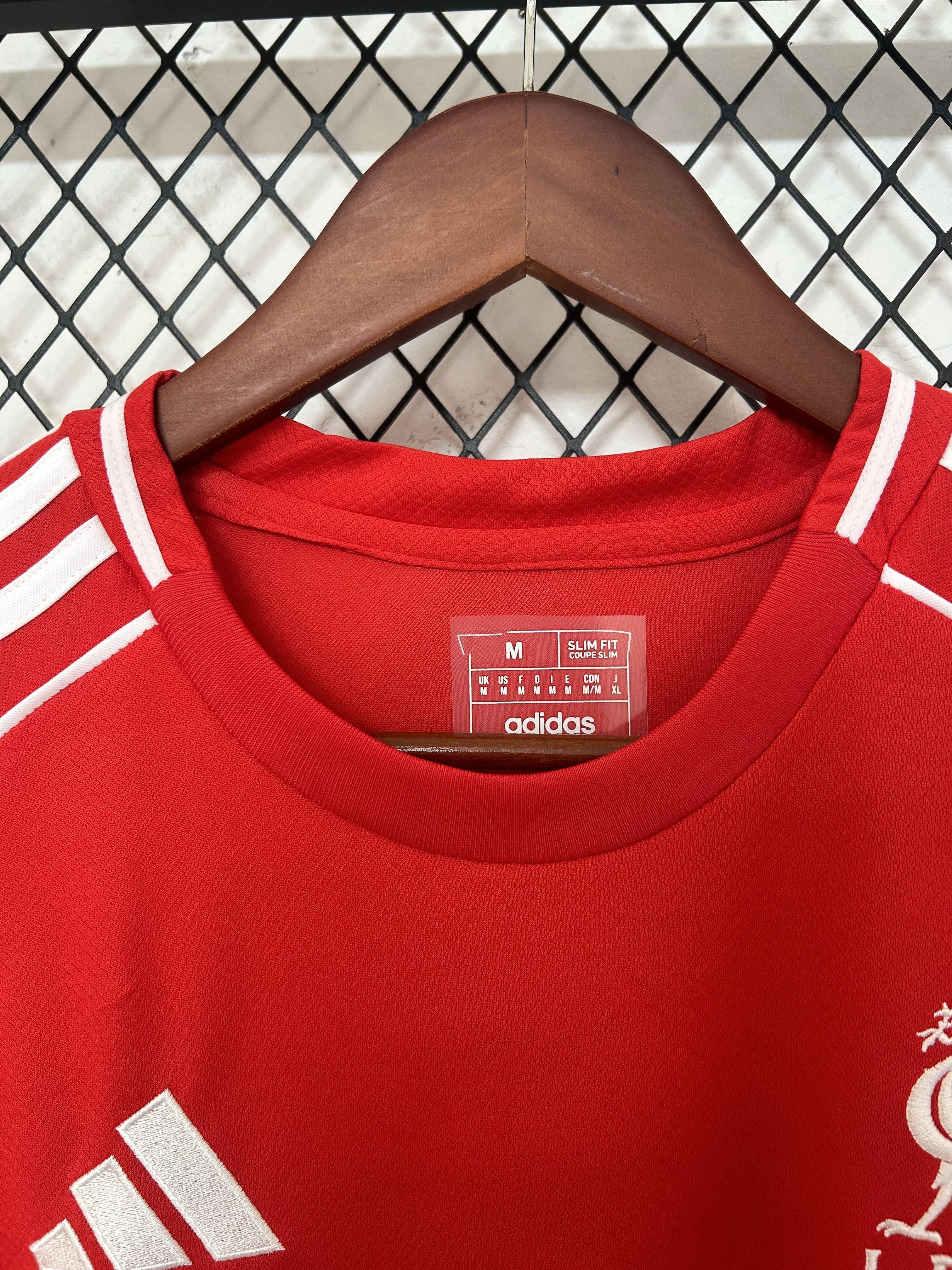 Kit casalingo Liverpool 2025-2026