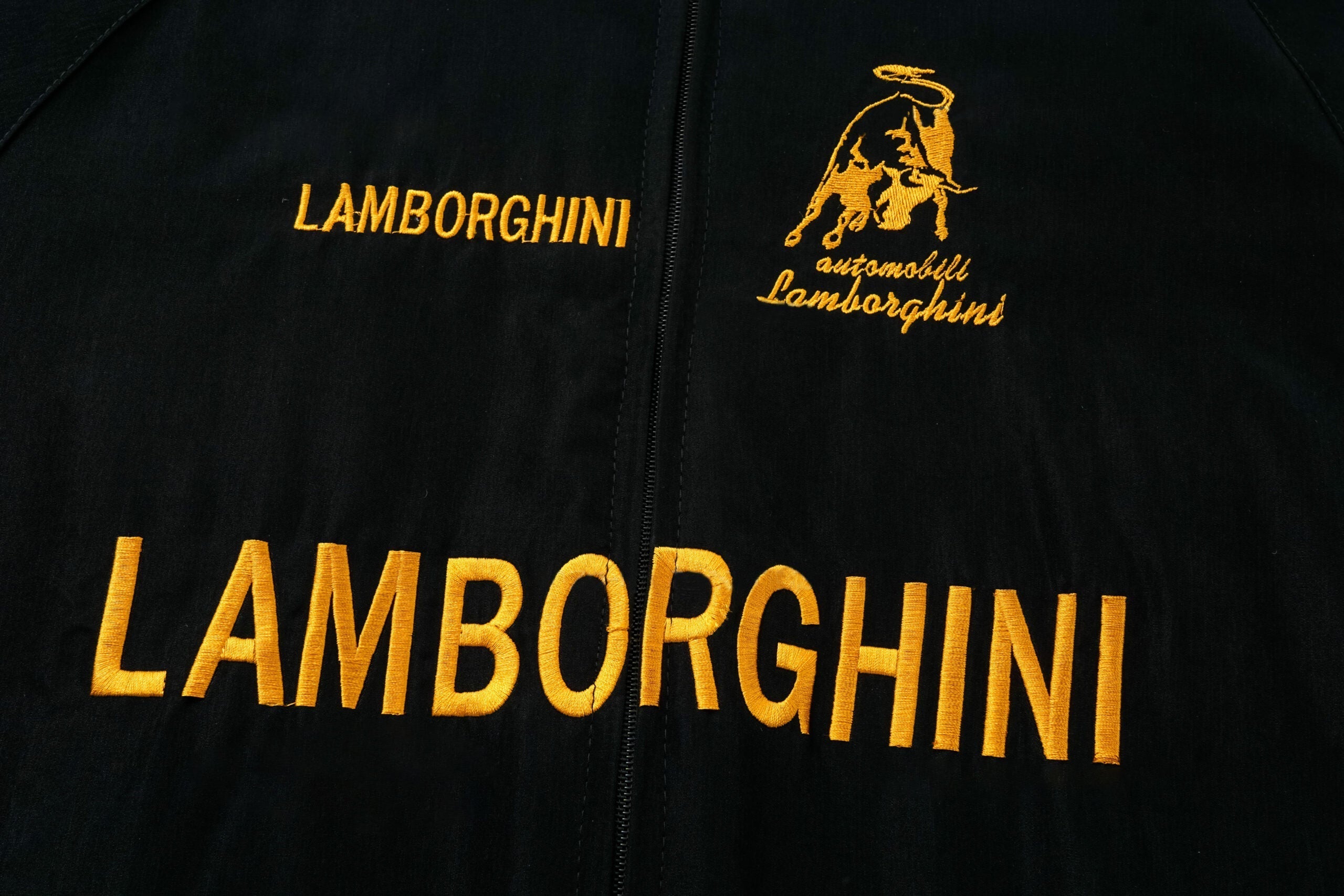 Veste Équipe de Course Lamborghini – Manteau Zippé Motorsport Noir avec Logos Brodés Or