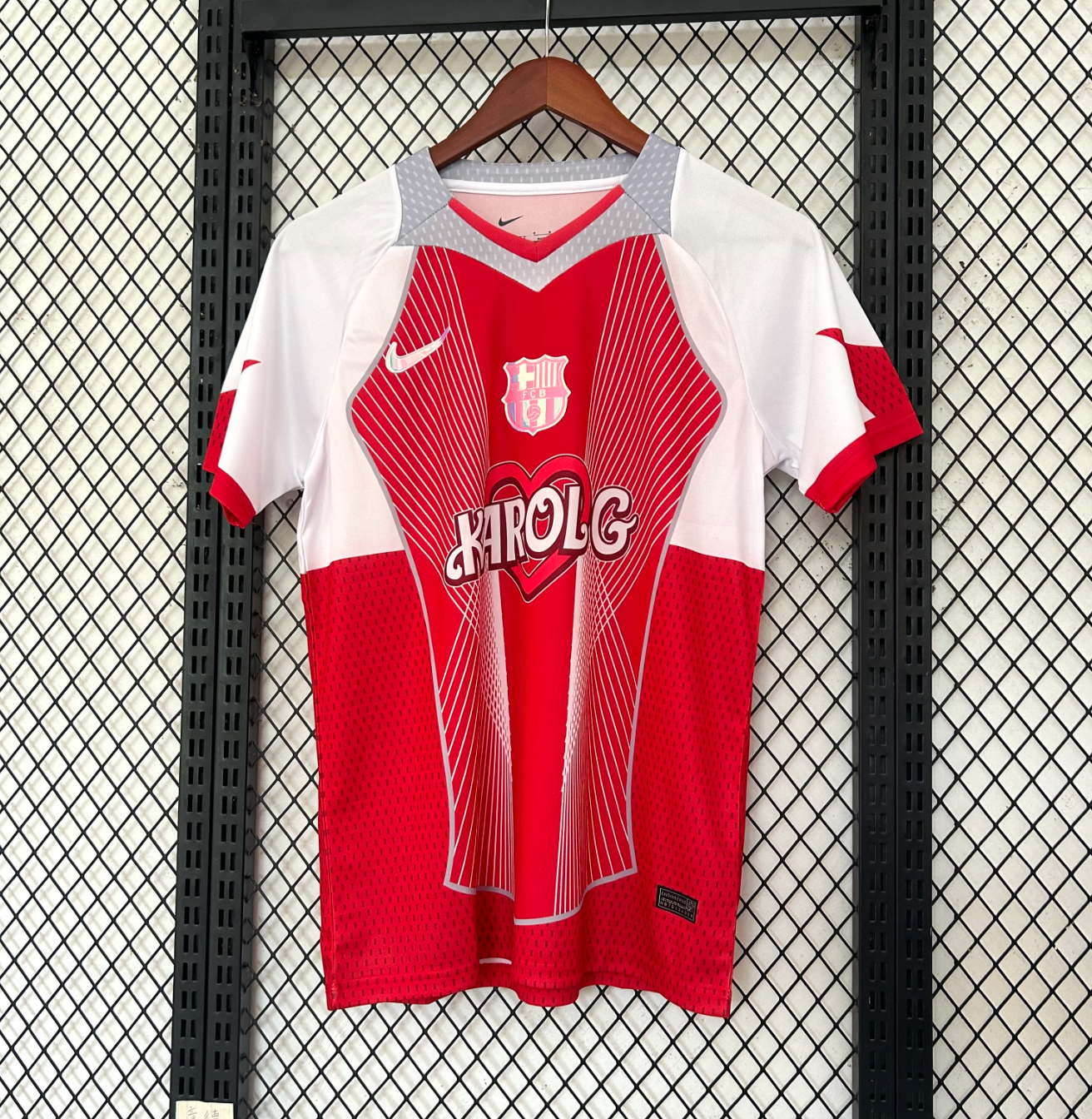 Camiseta FC Barcelona Karol G Roja Edición Especial