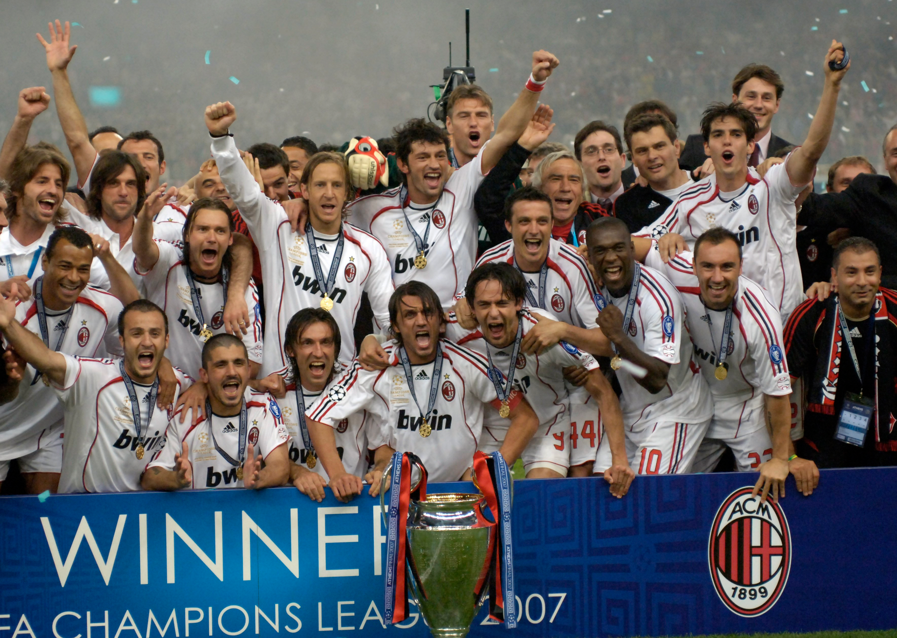 AC Milan uit retro tenue 2006-2007
