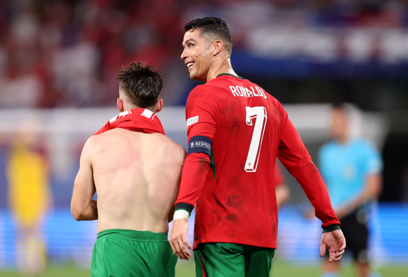 Equipamento Principal de Manga Comprida de Portugal 2024-2025