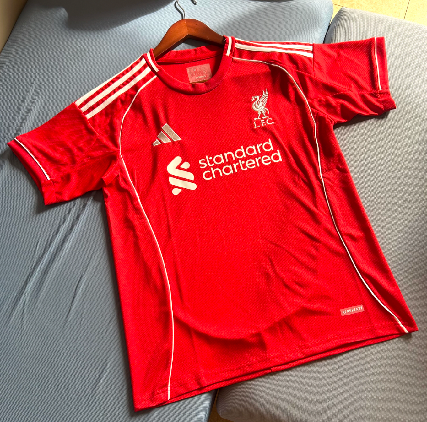 Kit casalingo Liverpool 2025-2026