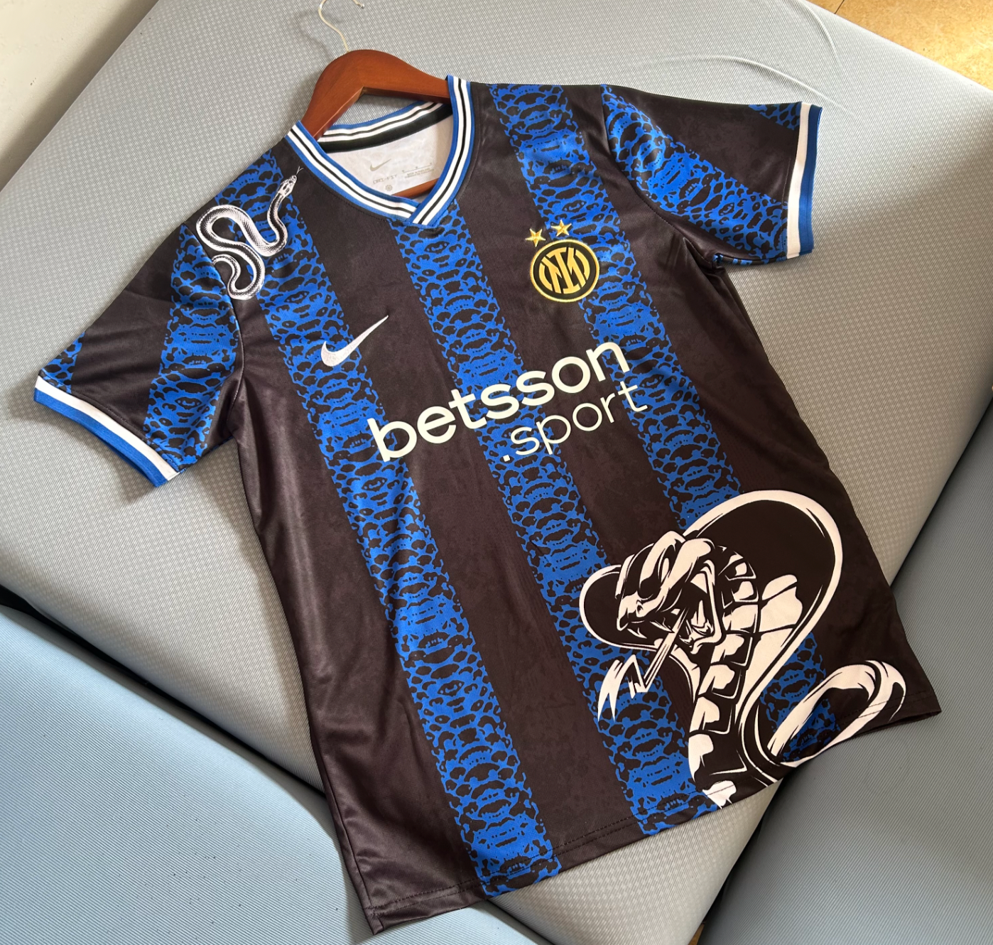 Inter Milão Camisola Cobra 24/25