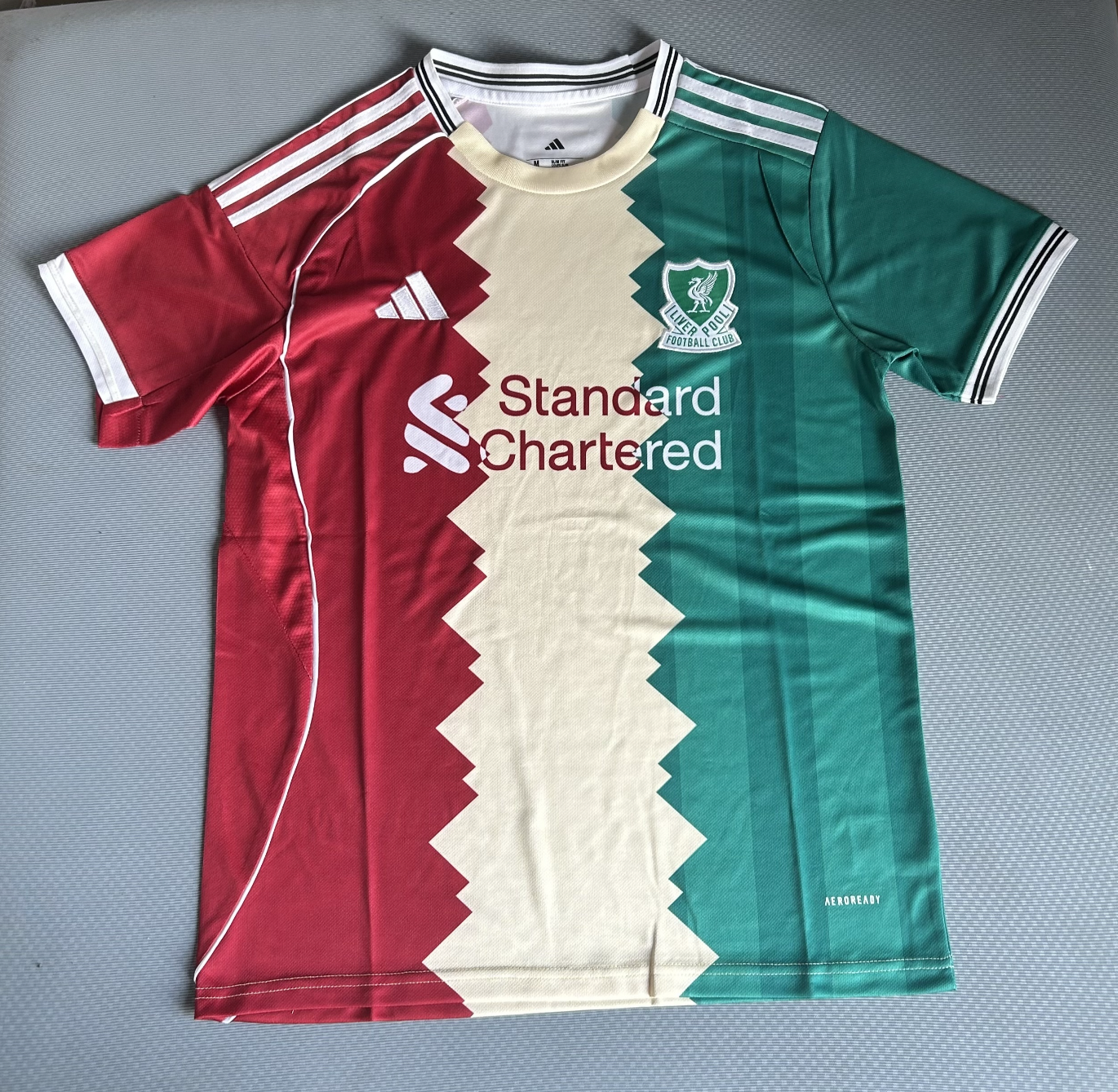 Camisola Edição Especial Três em Um Liverpool 2025/2026