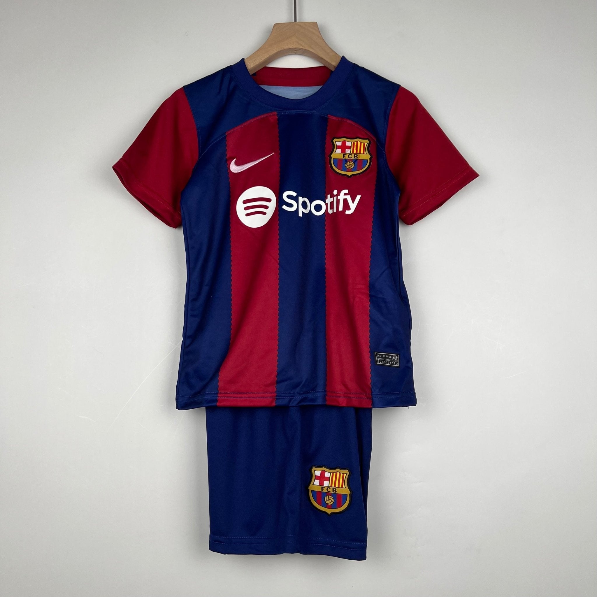 Equipamento principal do Barcelona para crianças 2023/24