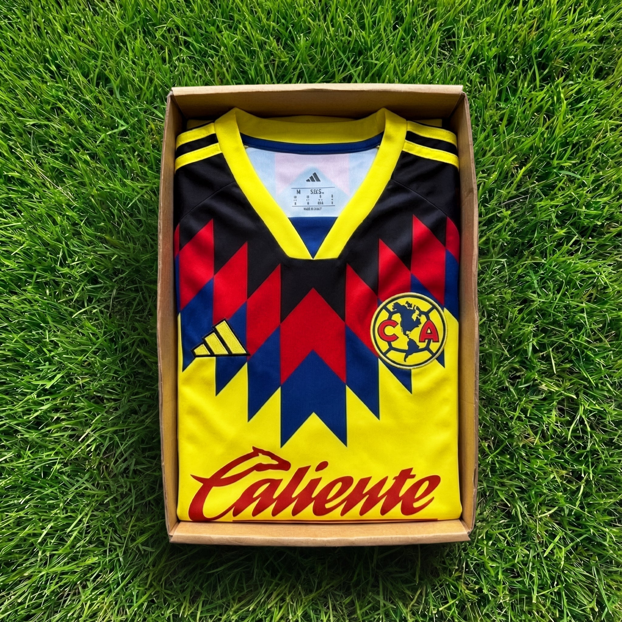 Caixa Mistério Retro de Camisolas de Futebol (1 artigo)
