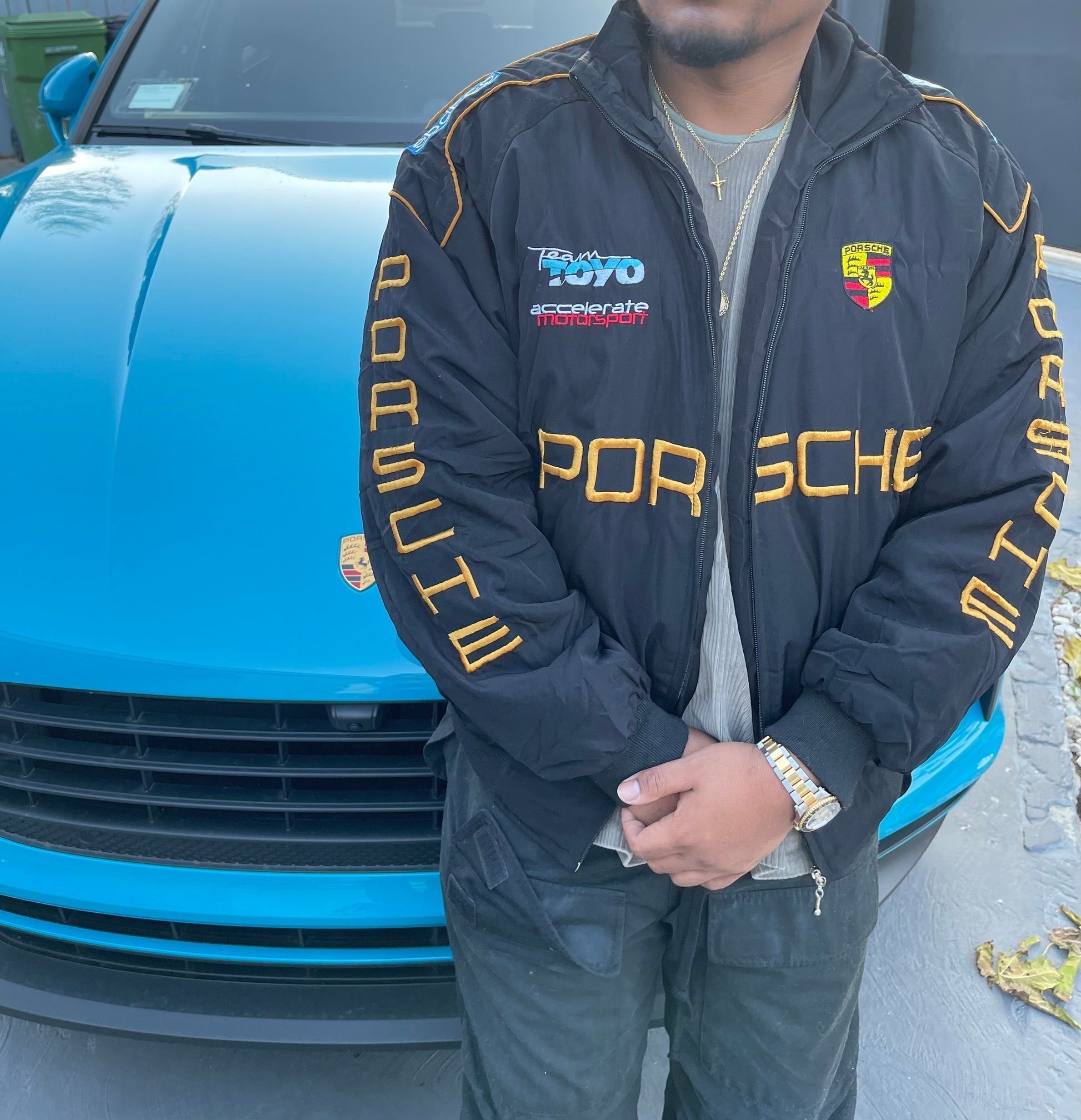 Veste Équipe de Course Porsche – Manteau Zippé Motorsport Noir avec Logos Brodés Jaunes