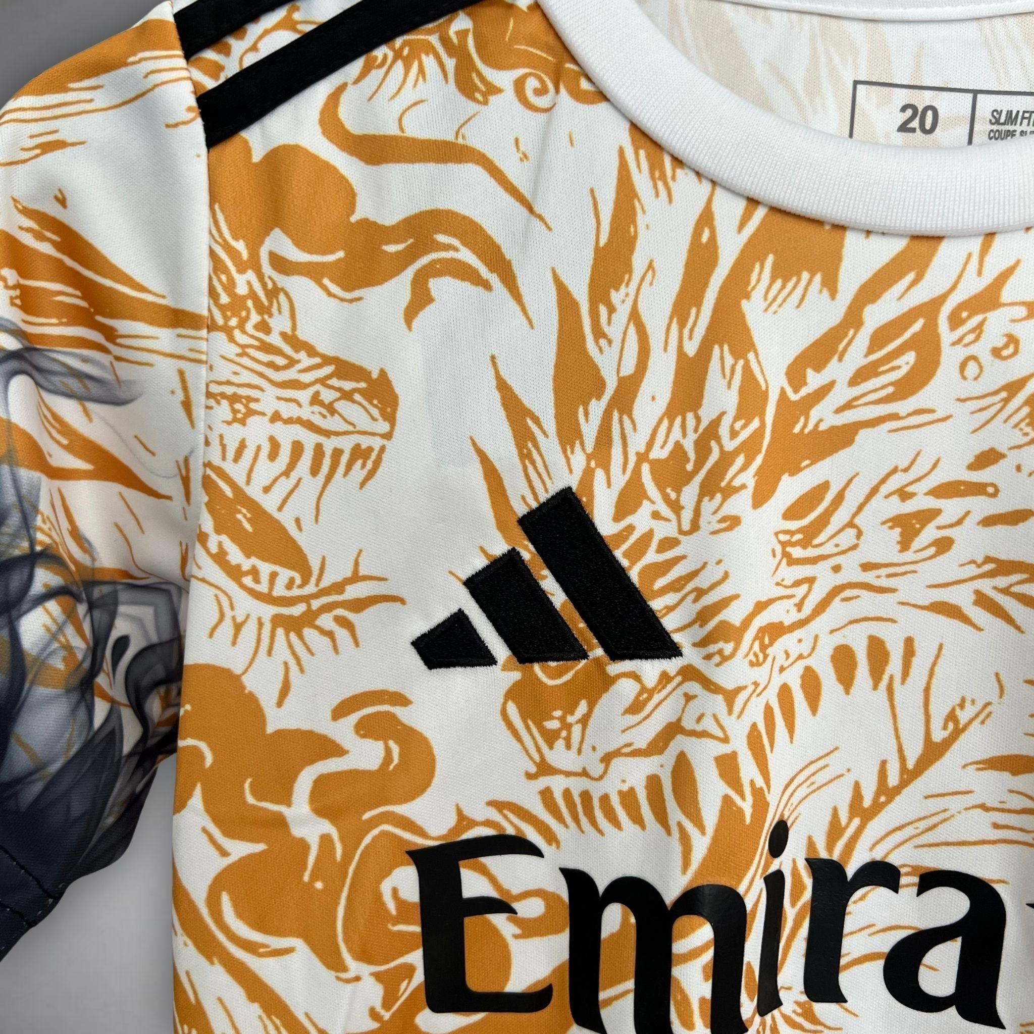 Camisola infantil Real Madrid Dragão em Chamas
