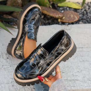 Mocasines para mujer — Slip-on con suela gruesa y diseño de suela con dibujo