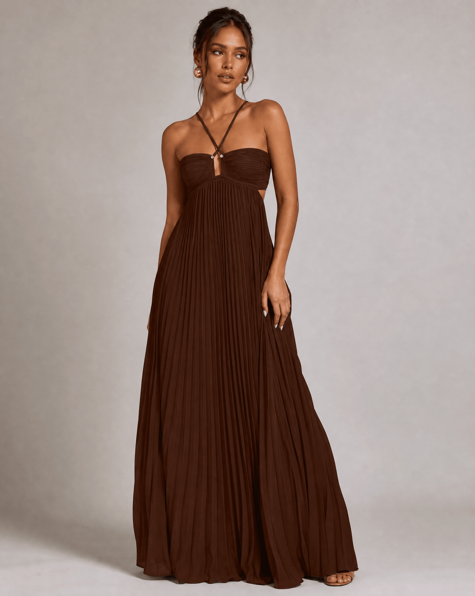 Vestido maxi para mujer — falda plisada, escote halter y espalda descubierta