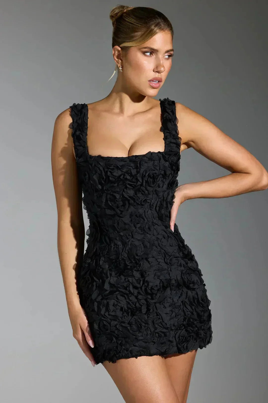 Vestido mini para mujer — ajustado, escote cuadrado y mangas largas