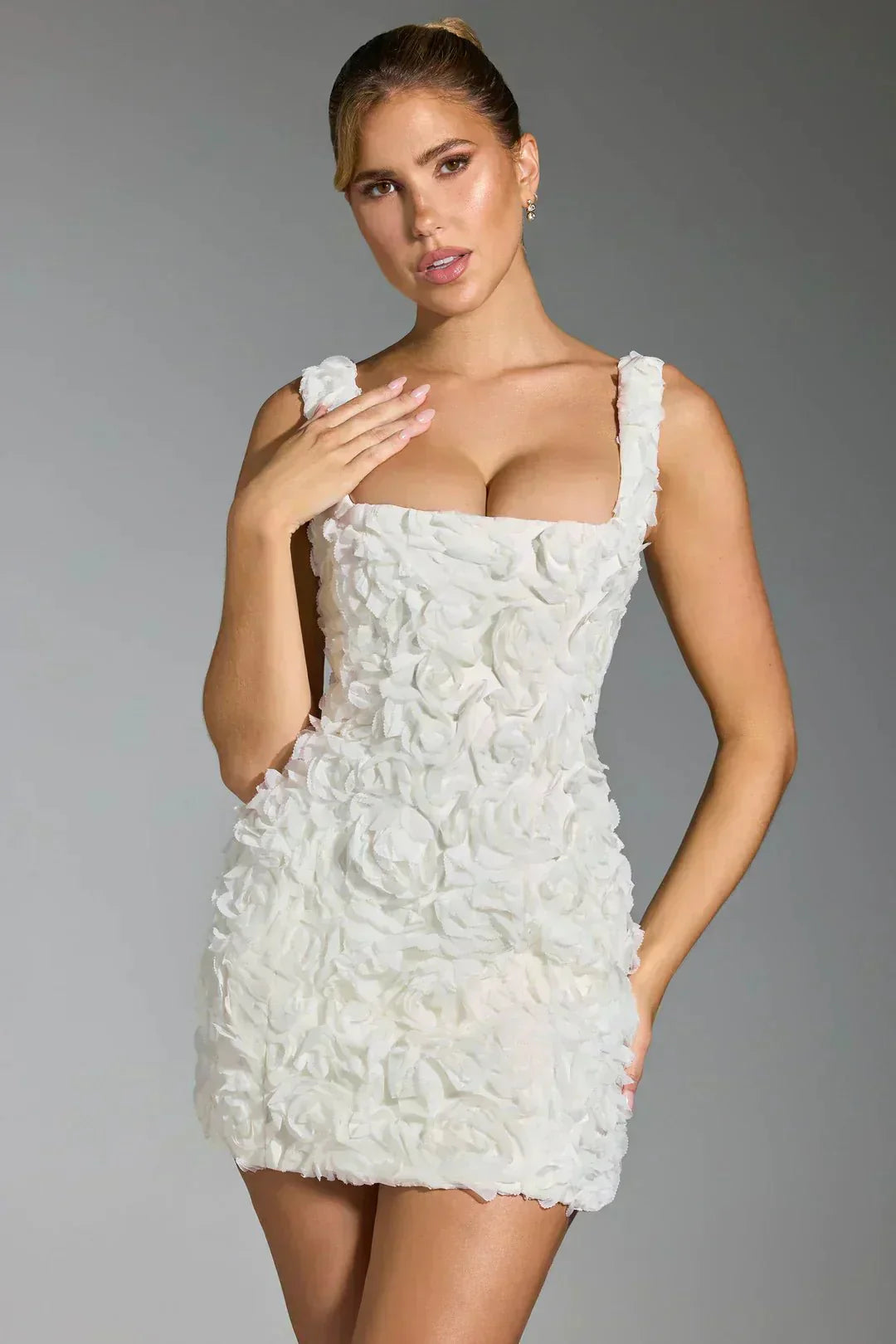 Vestido mini para mujer — ajustado, escote cuadrado y mangas largas