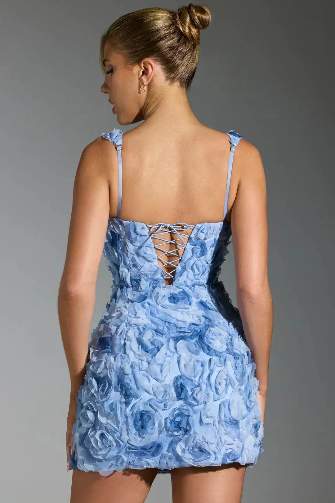 Vestido mini para mujer — ajustado, escote cuadrado y mangas largas