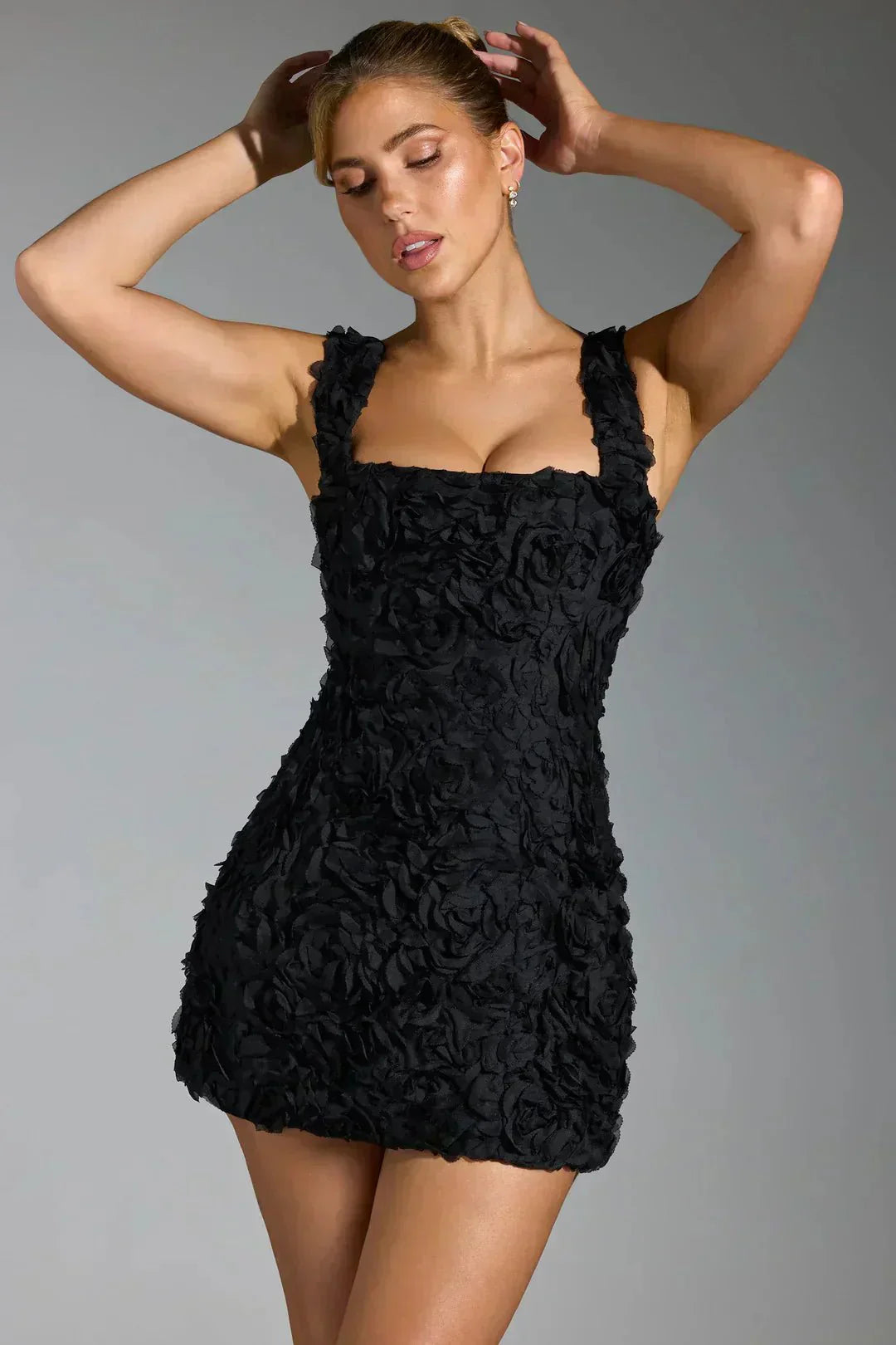 Vestido mini para mujer — ajustado, escote cuadrado y mangas largas