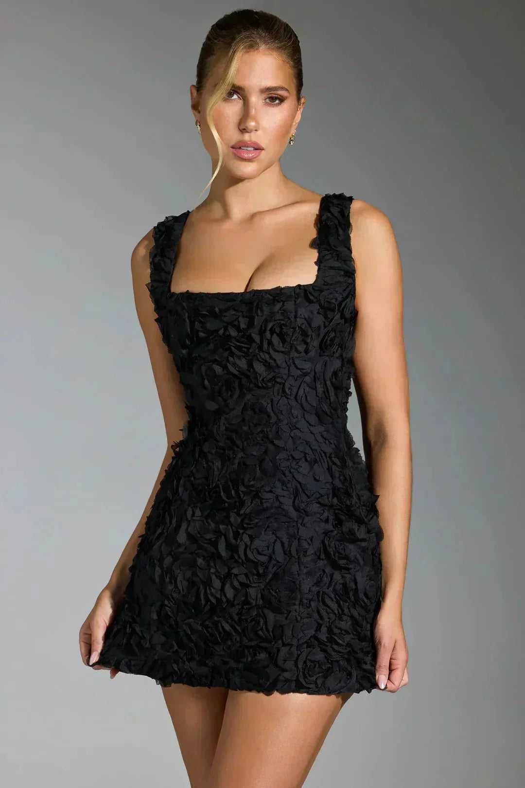 Vestido mini para mujer — ajustado, escote cuadrado y mangas largas