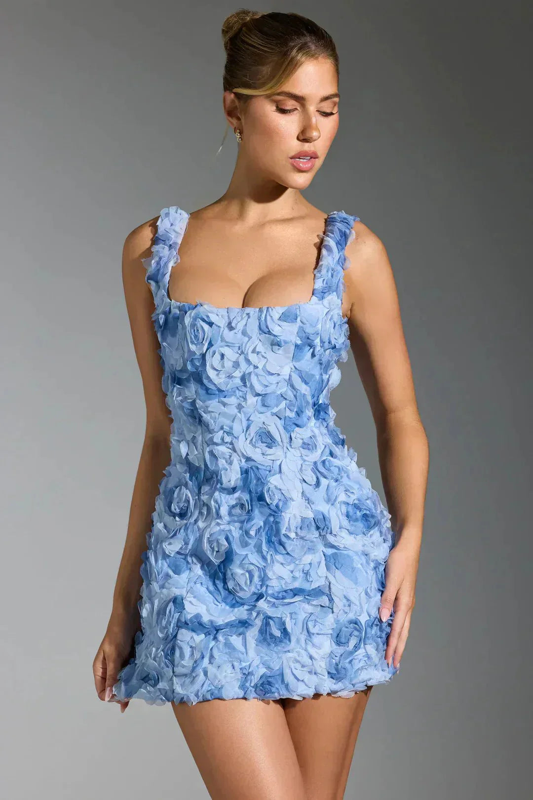 Vestido mini para mujer — ajustado, escote cuadrado y mangas largas