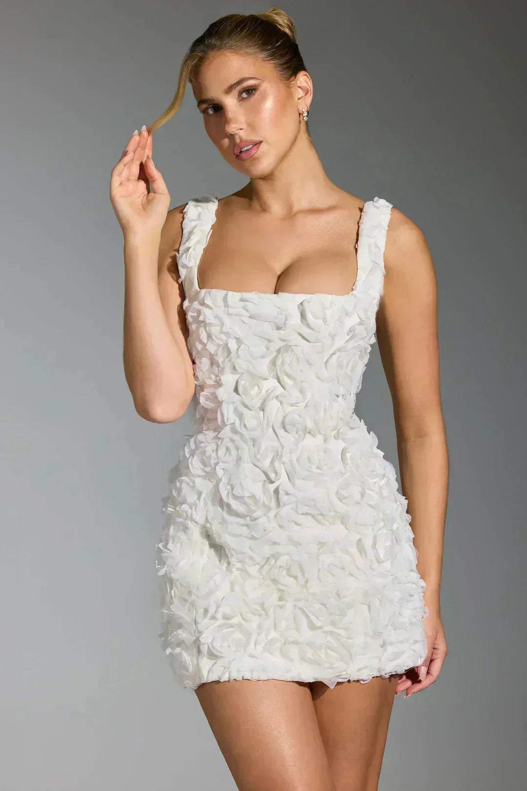 Vestido mini para mujer — ajustado, escote cuadrado y mangas largas