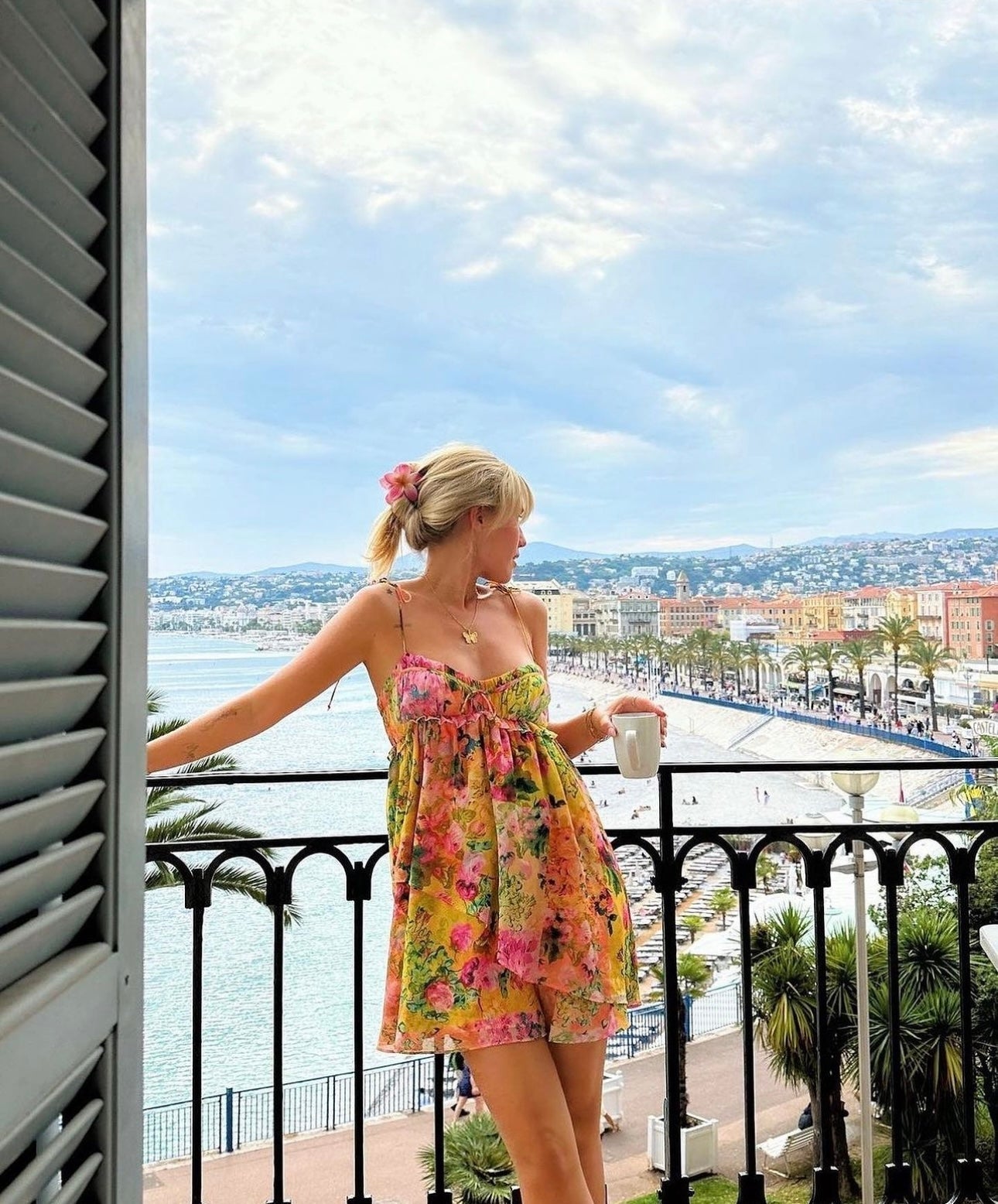 Robe mini pour femme — Imprimé floral, structure à étages, style estival