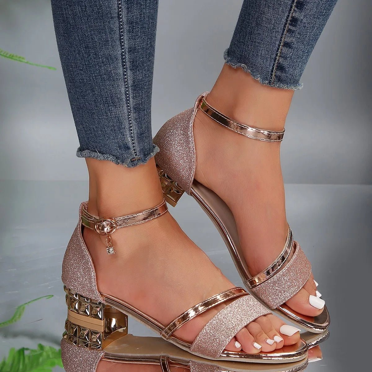 Sandalias para mujer — Tacón bloque, correa al tobillo y diseño con tiras