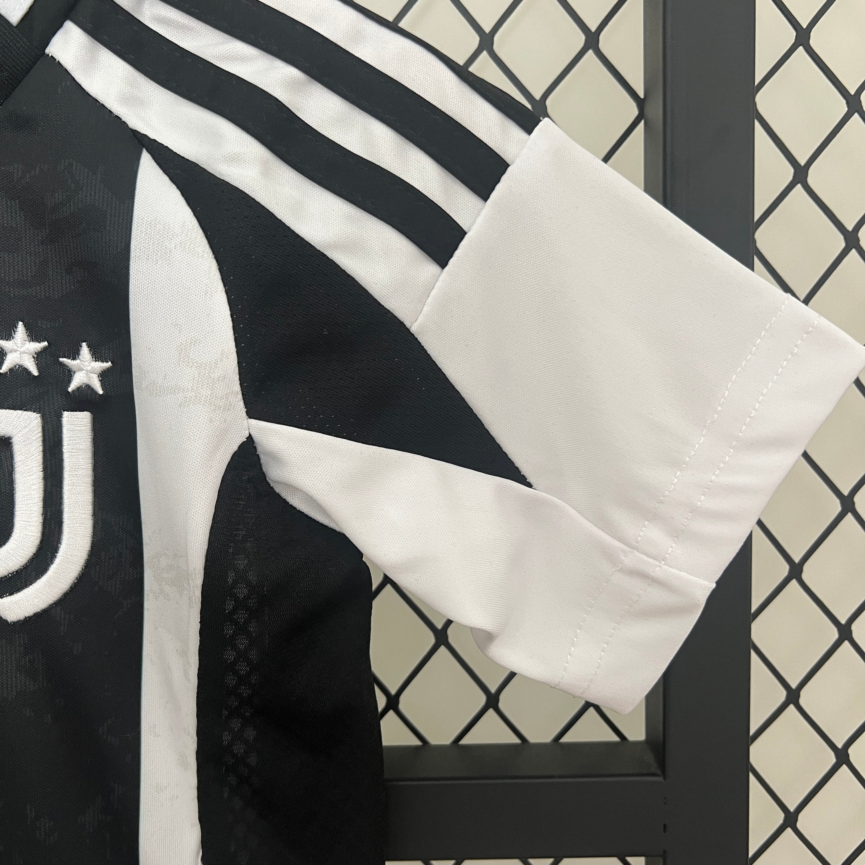 Das Juventus 24/25 Kindertrikot
