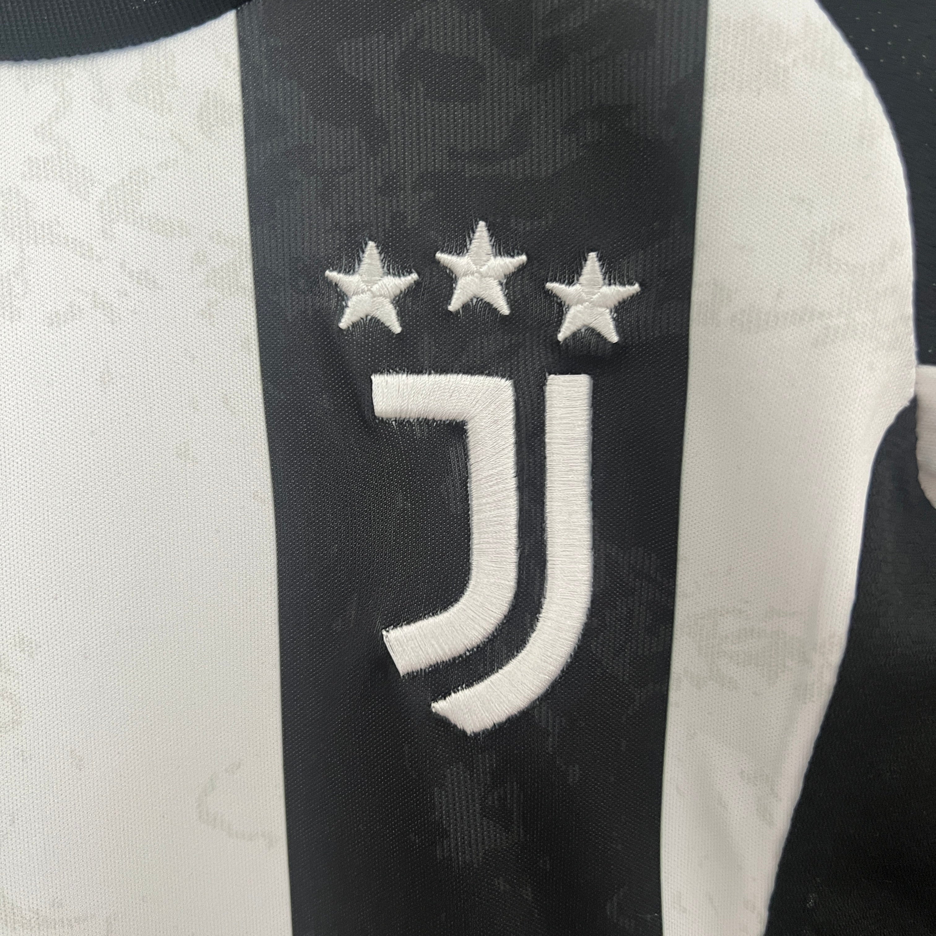 Das Juventus 24/25 Kindertrikot