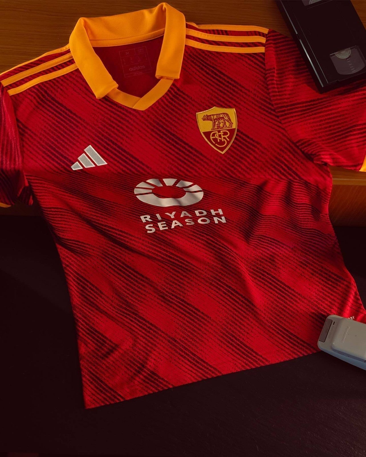 Camisola principal Roma 2024/25