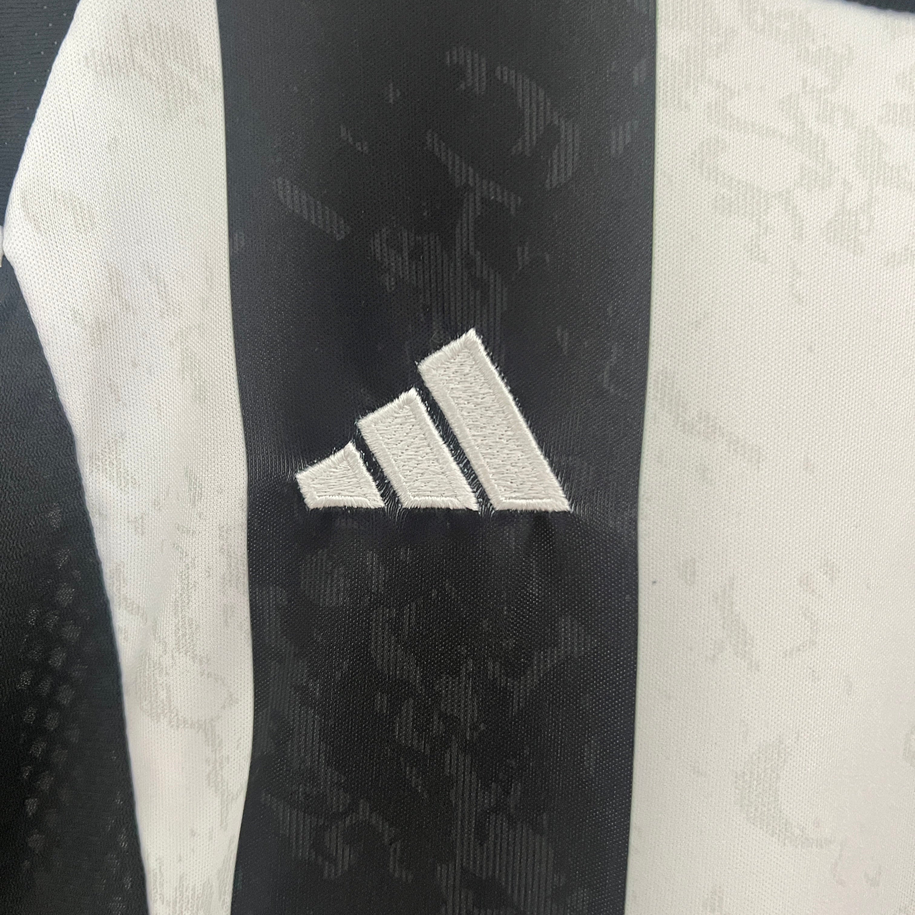Das Juventus 24/25 Kindertrikot
