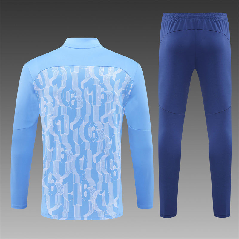 Manchester City met het Blauwe Trainingspak 2024/2025