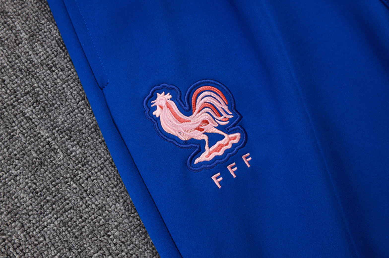 Frankreich 2025/2026 Pinker Trainingsanzug