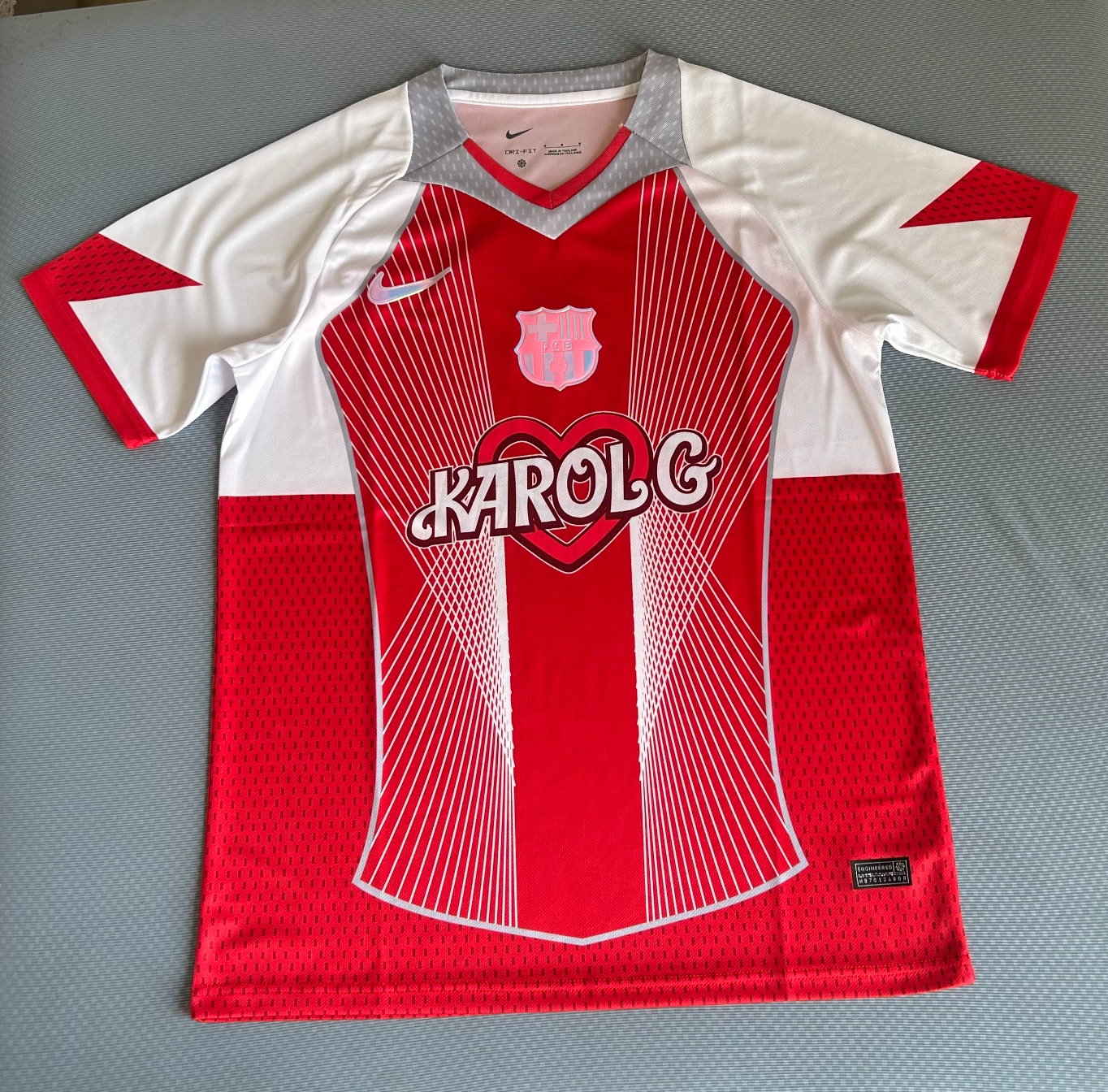 Camiseta FC Barcelona Karol G Roja Edición Especial