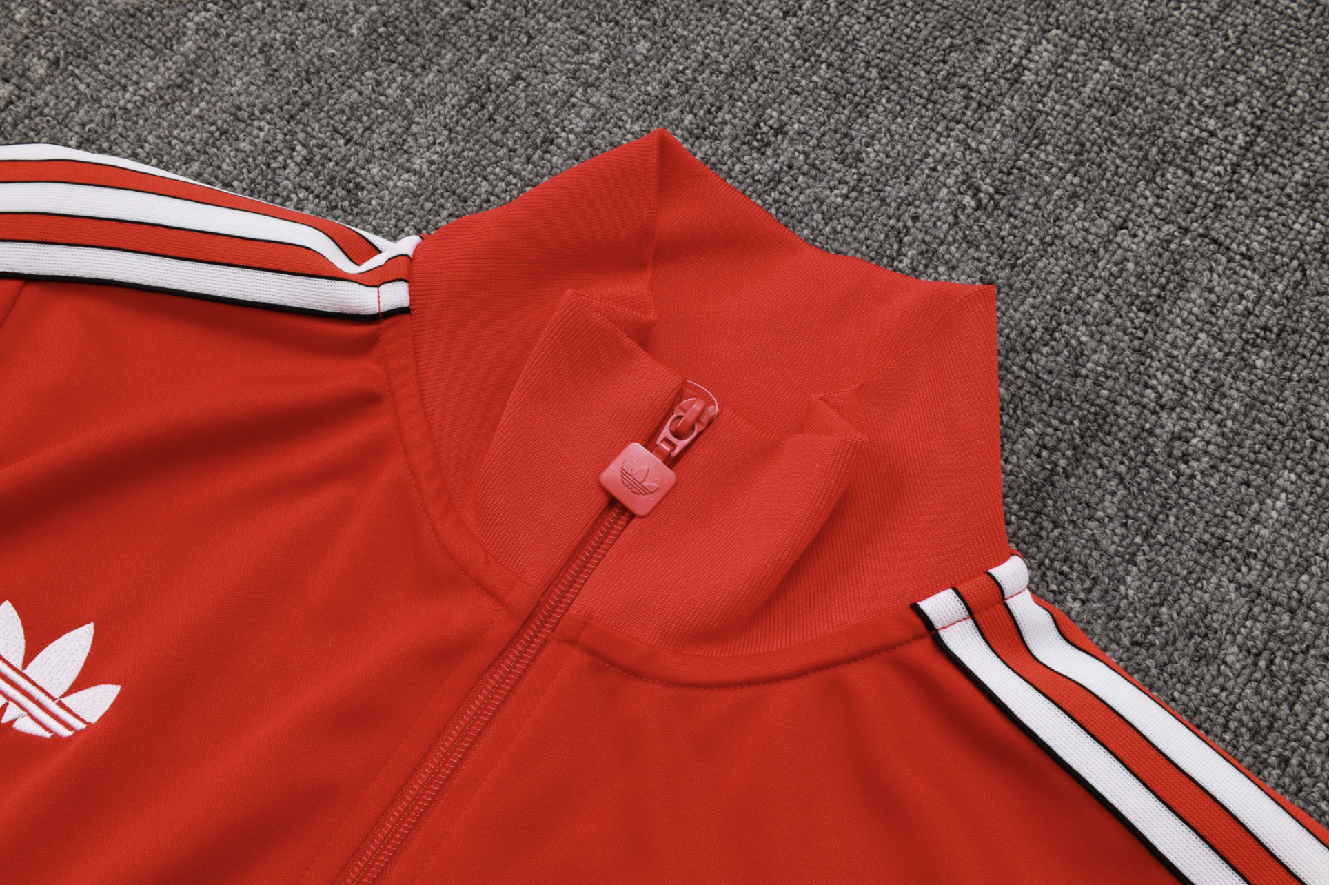 Liverpool FC 2027 roter Trainingsanzug Terrace Icons