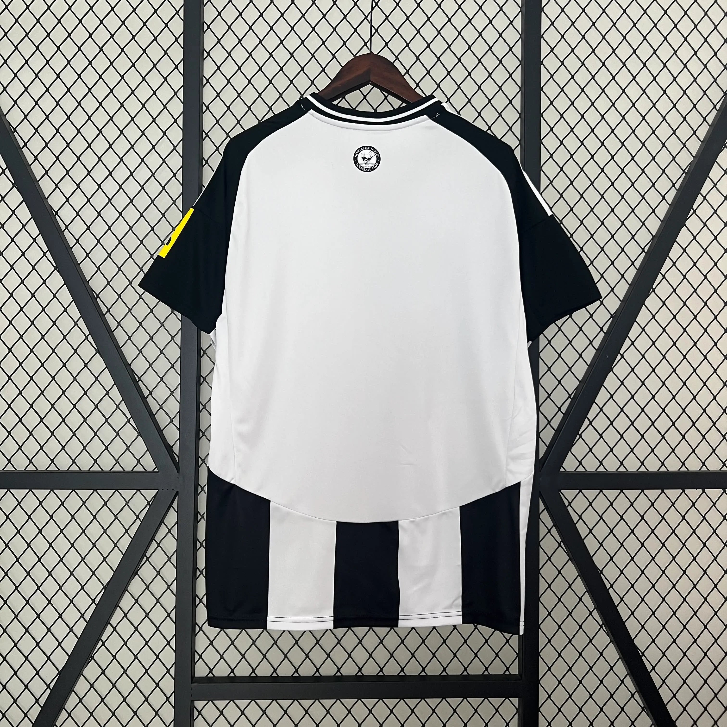 Kit casa Newcastle United 2024/2025