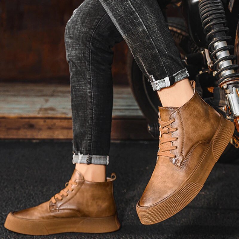 Botas com Atacadores Homem Robusto e Durável com Apelo Intemporal