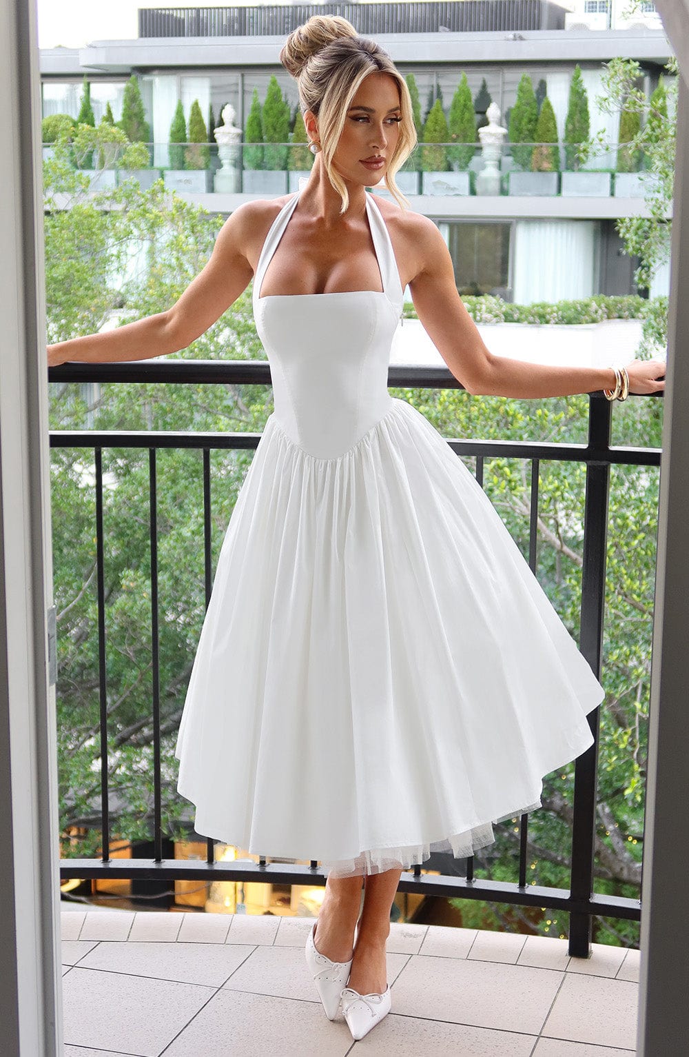Robe midi pour femme — Col halter, jupe évasée, sans manches