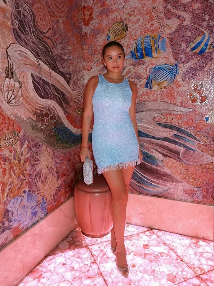 Vestido mini para mujer — Diseño de noche con lentejuelas, sin mangas y flecos en el dobladillo